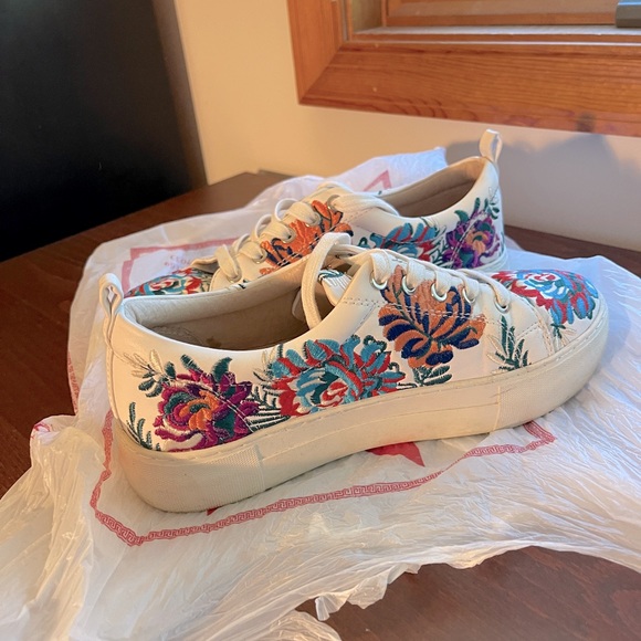 JS Slides White Embroidered Sneakers US6 - Picture 3 of 6